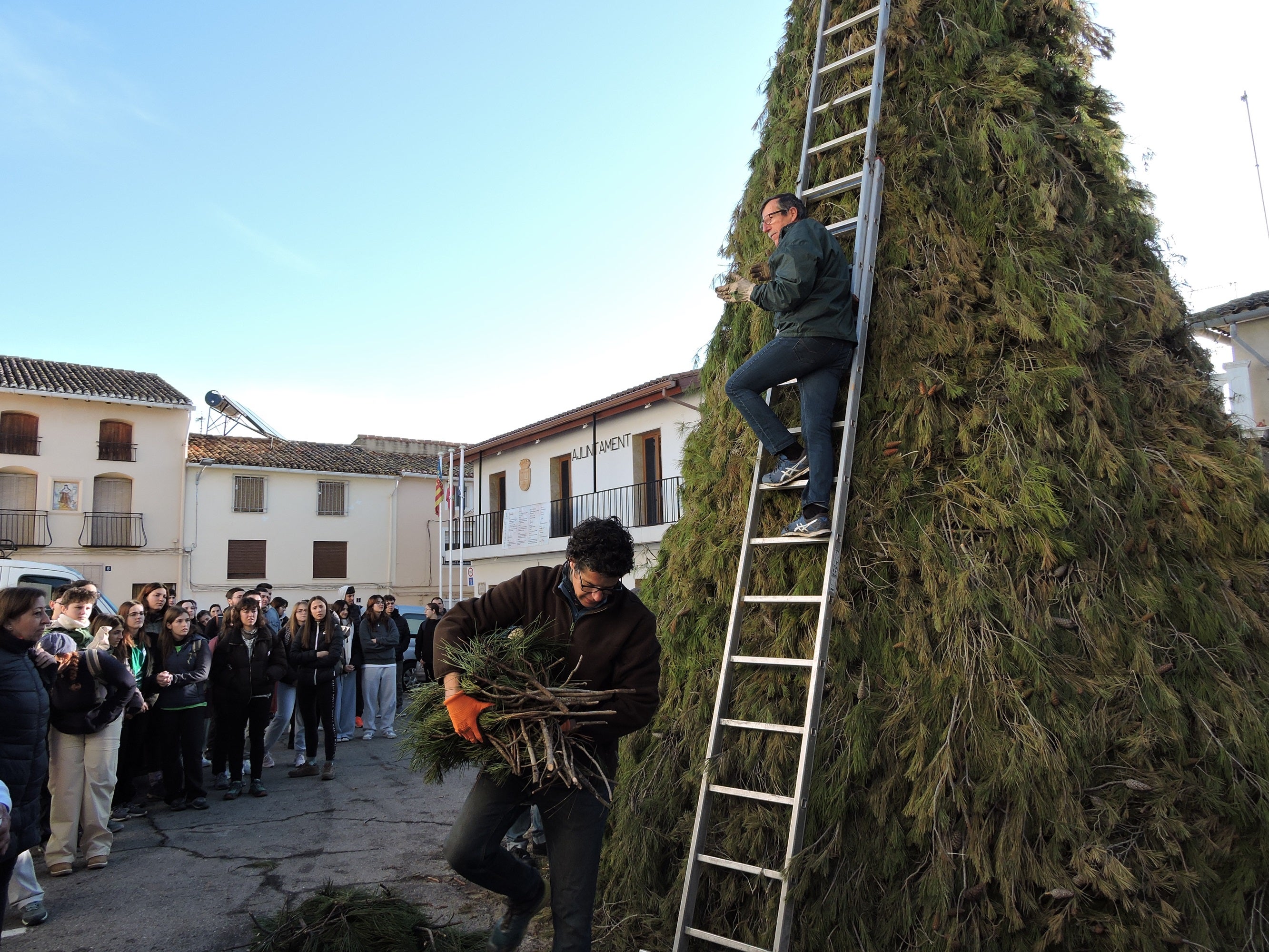 Imagen secundaria 2 - Distintos momentos de la visita a Torrella y la comarca, donde pudieron ver el montaje de la foguera de Cerdà.