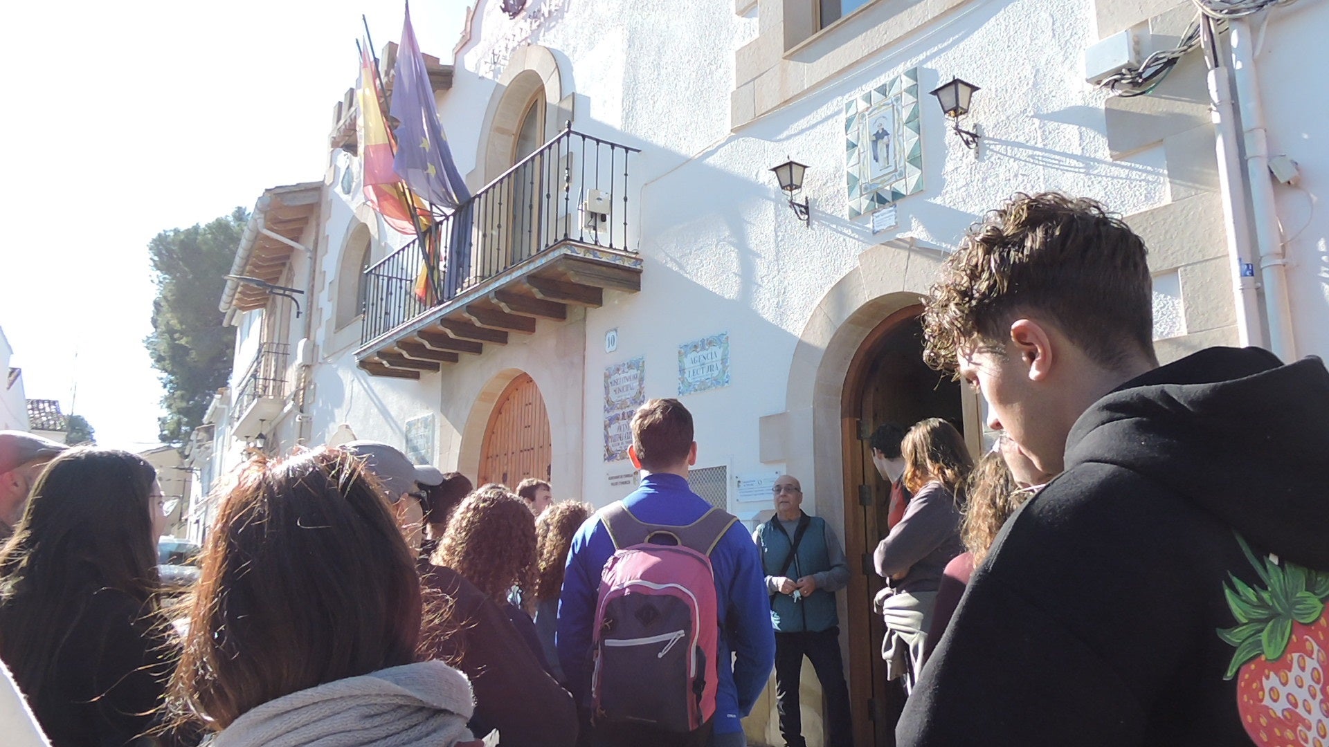 Los jóvenes, durante su visita a Torrella.