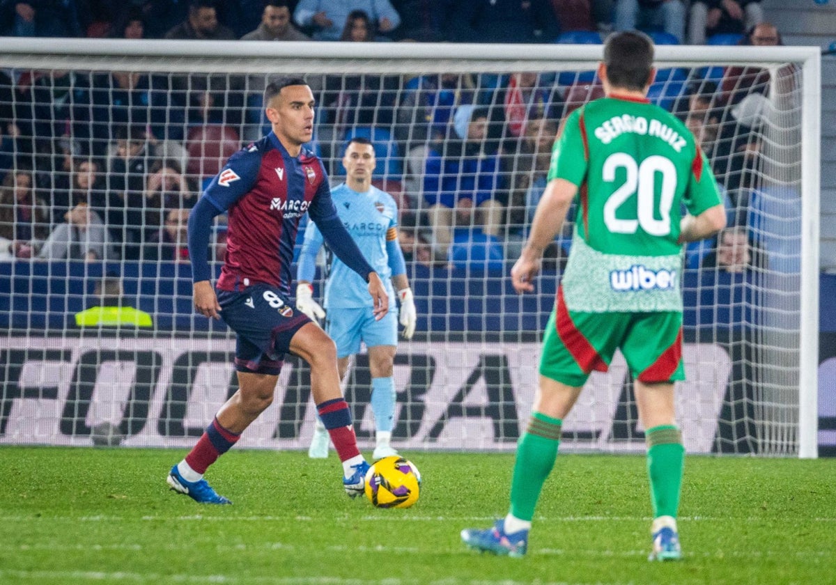 Ángel Algobia controla el balón durante el partido contra el Granada.