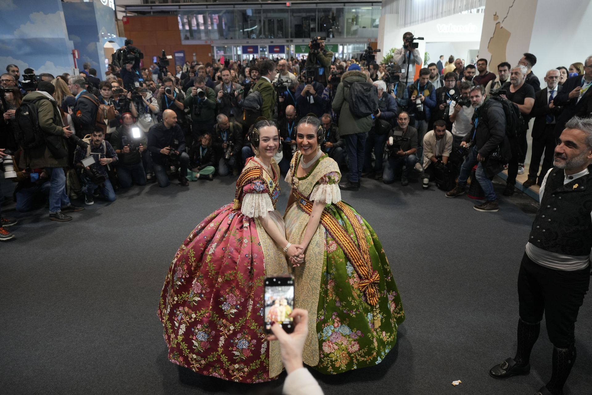 Fotos: los Reyes visitan el stand de la Comunitat Valenciana en Fitur