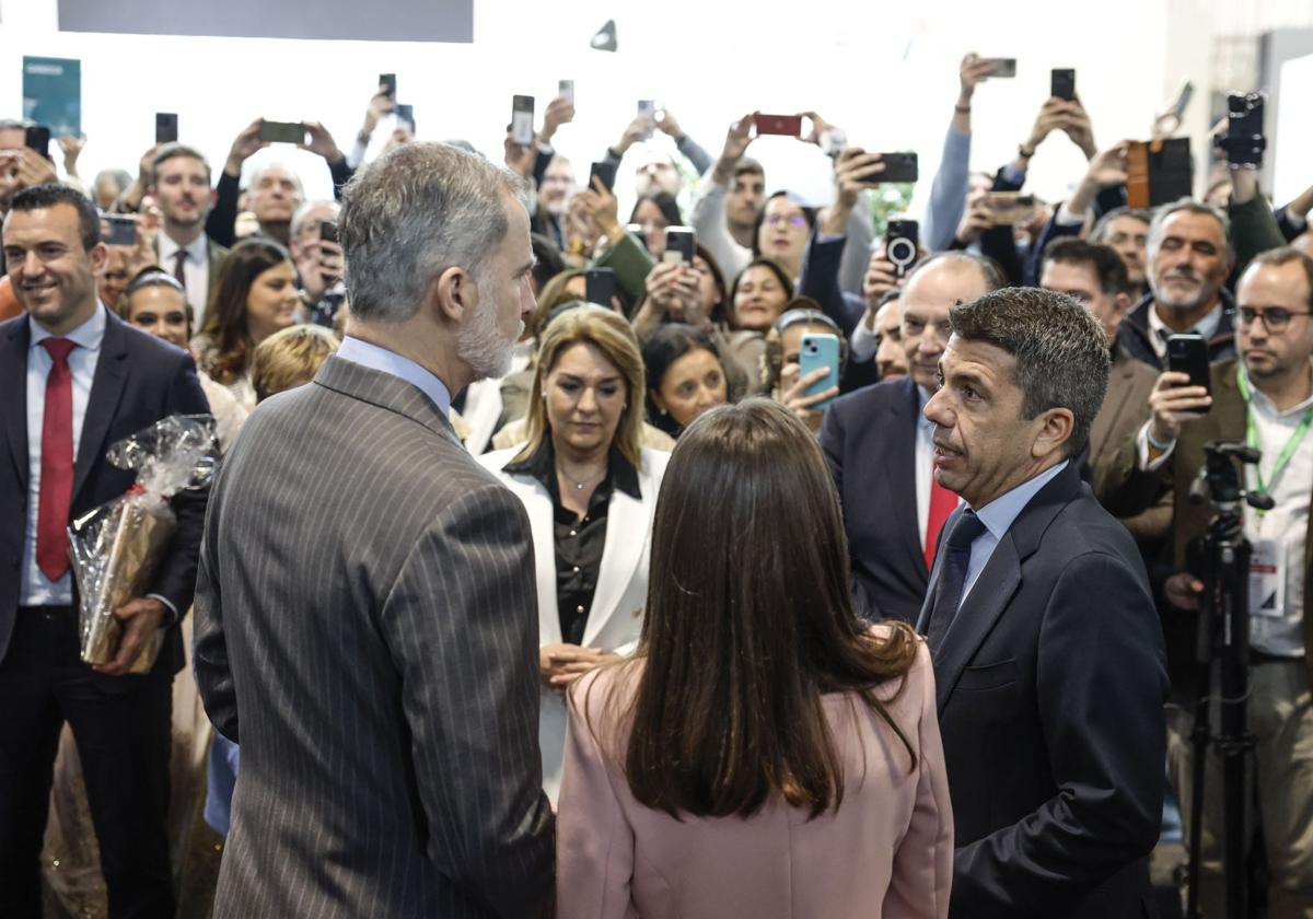 Fotos: los Reyes visitan el stand de la Comunitat Valenciana en Fitur