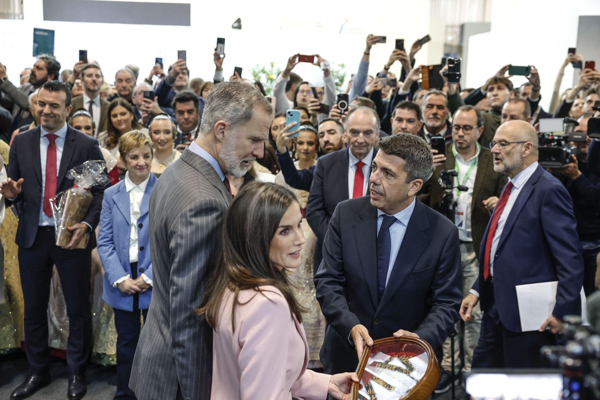 Fotos: los Reyes visitan el stand de la Comunitat Valenciana en Fitur