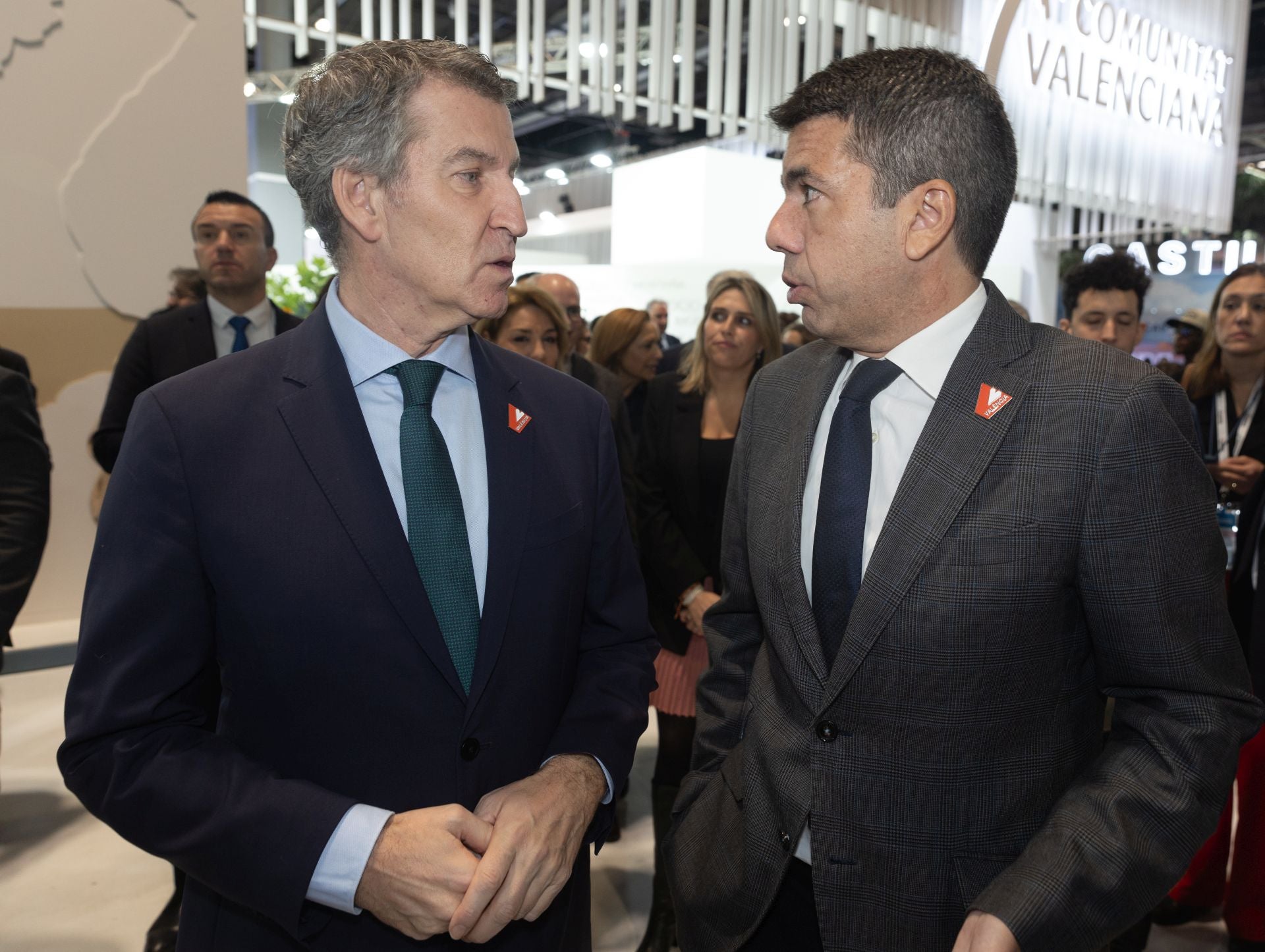 Feijóo visita por sorpresa el estand de la Comunitat en Fitur