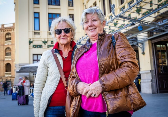 La usuaria del tren Carmnen Perea, a la derecha de la imagen, junto a una amiga en la estación.