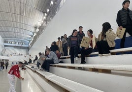 Los representantes de la comunidad china toman asiento en la escala de Pelayo ayer por la tarde.