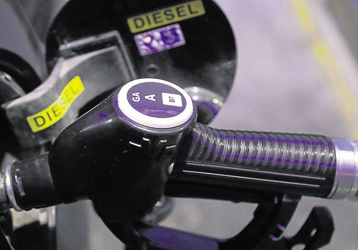 Un coche reposta diésel en una gasolinera