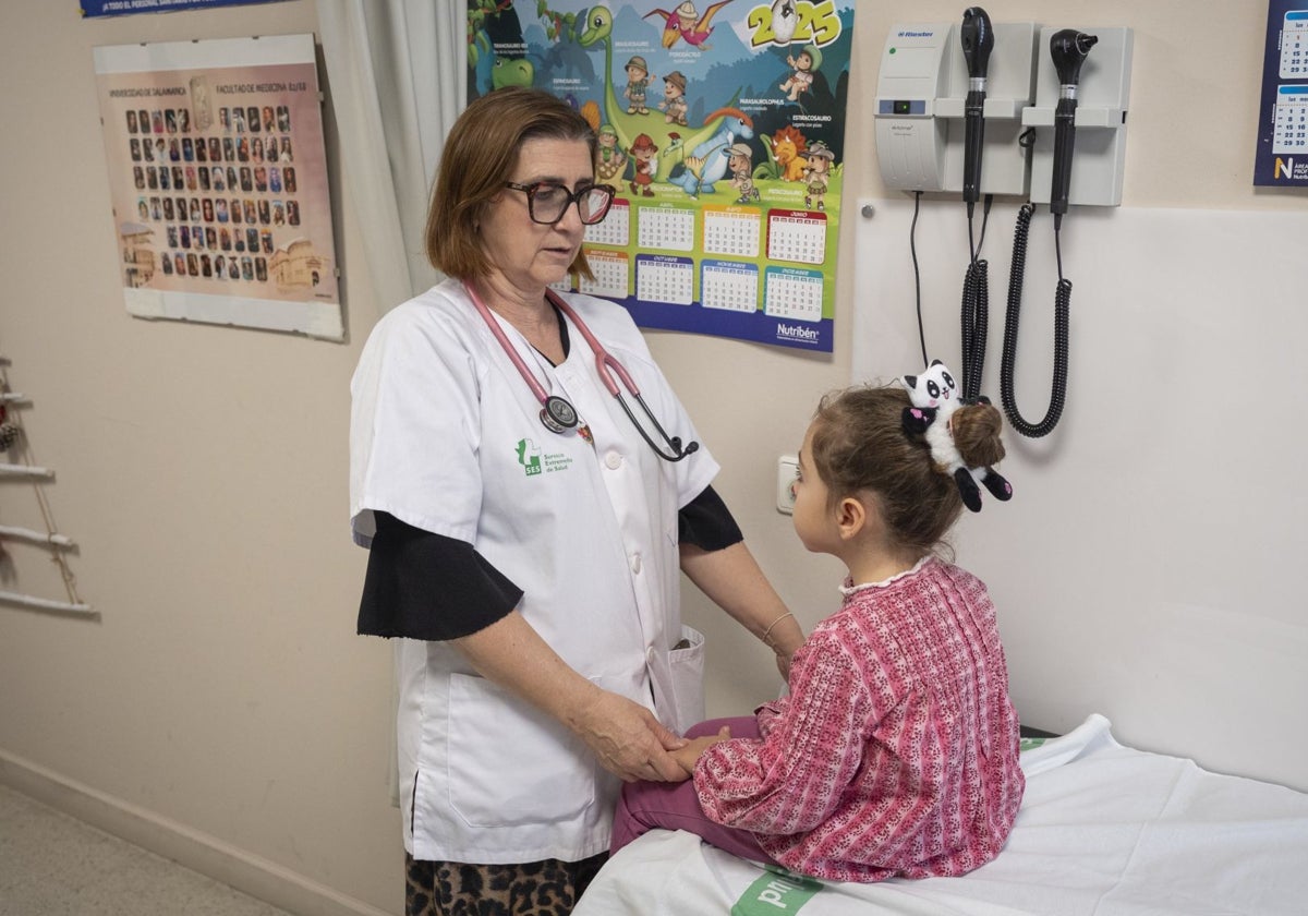 Una pediatra atiende a una niña en un centro de salud.