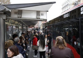 Decenas de personas, en una parada del autobús de la EMT.