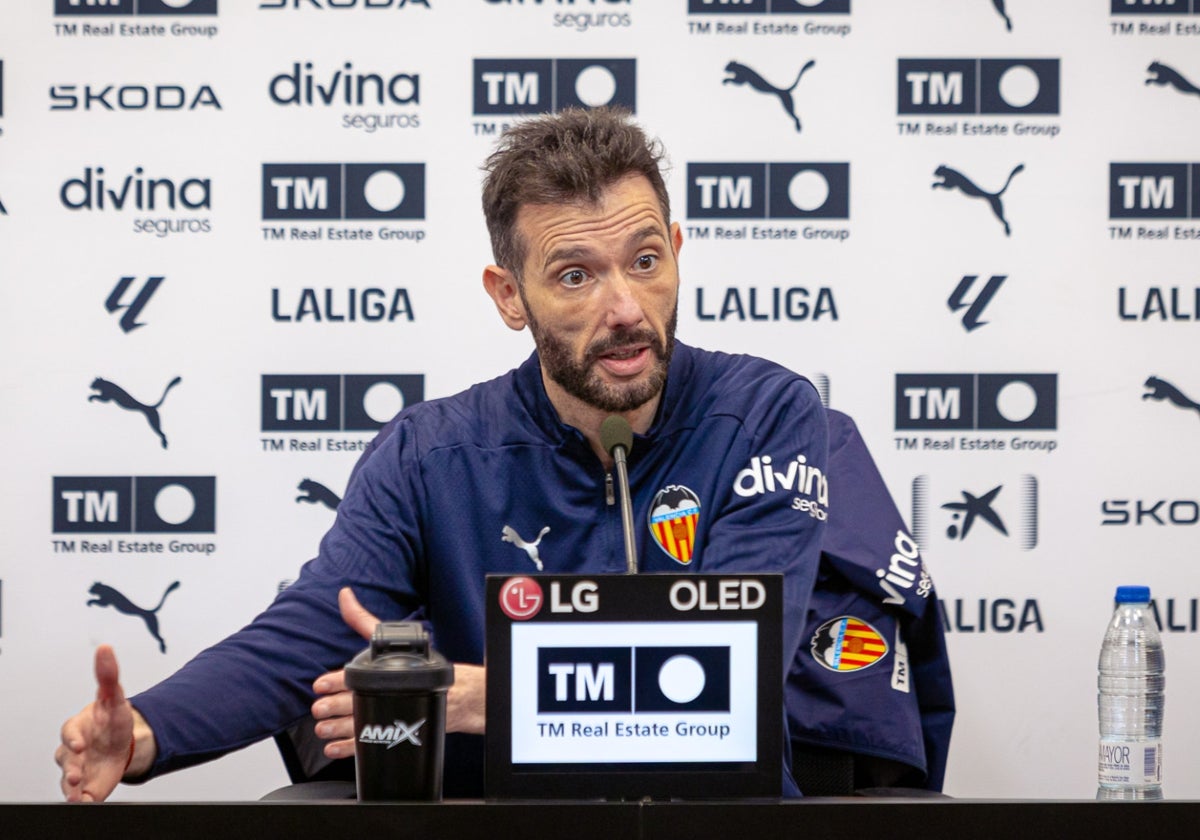 Carlos Corberán, en rueda de prensa.