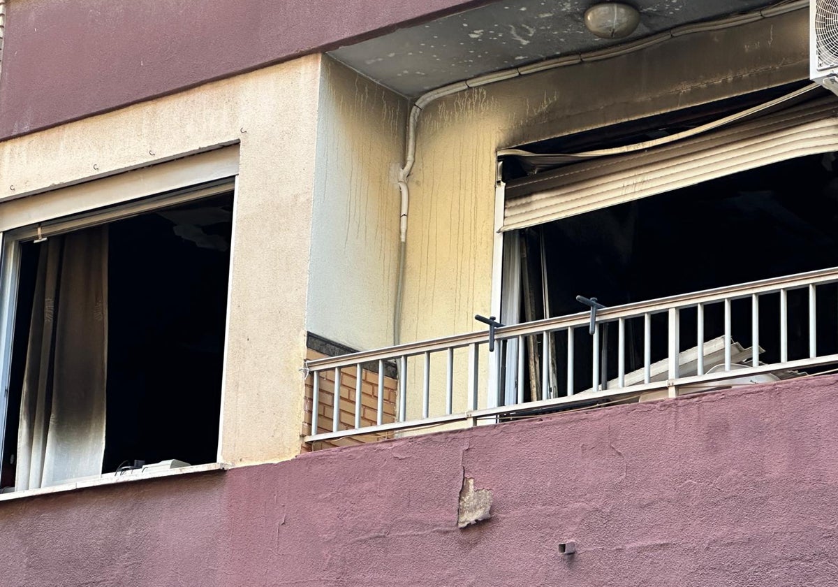 El balcón de la vivienda donde se ha registrado el incendio.