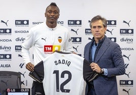 Umar Sadiq, en su presentación, junto a Miguel Ángel Corona.