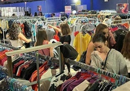 Clientes en un mercadillo de ropa.