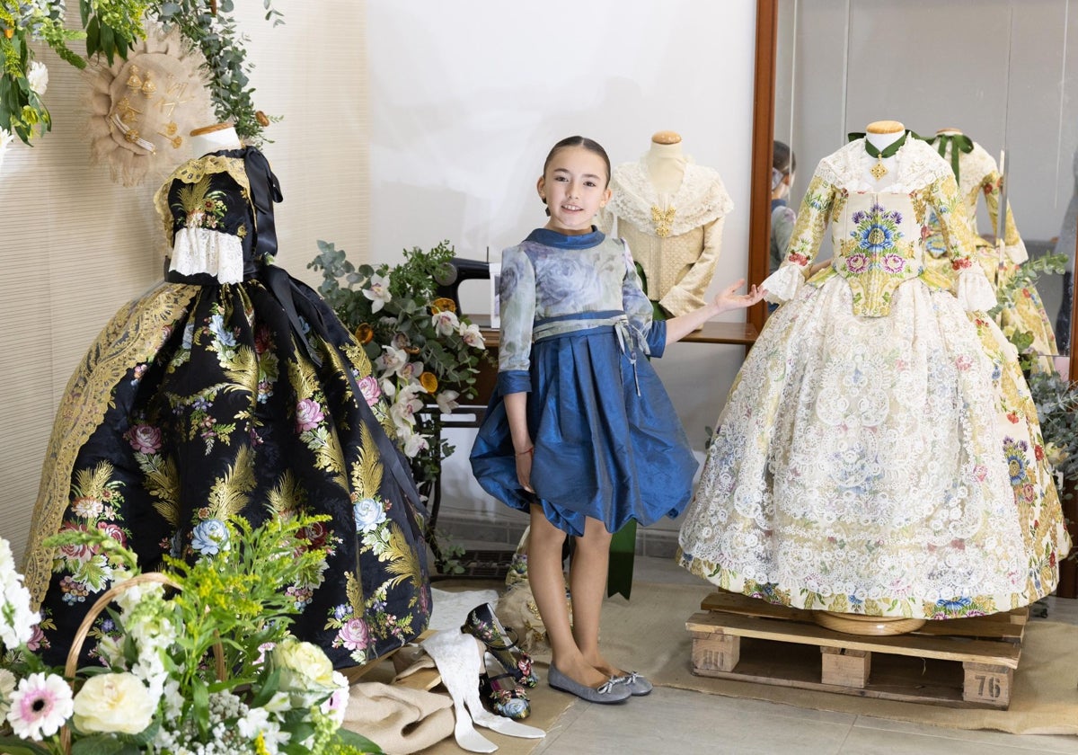 Empar del Carme Ruiz Palanca, con dos de los trajes que luciirá este año.