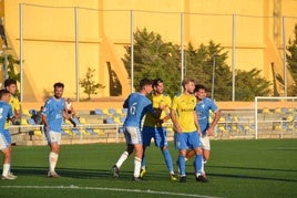 Defensores del Independiente Alicante con atacantes dianenses.