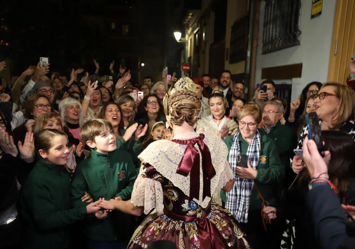 Imagen principal - Berta Peiró, deslumbrante con un espolín en color &#039;Melanzane&#039;