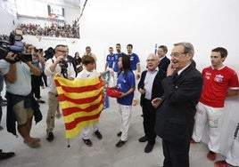 Rovellet, en otro homenaje que recibió en Pelayo.