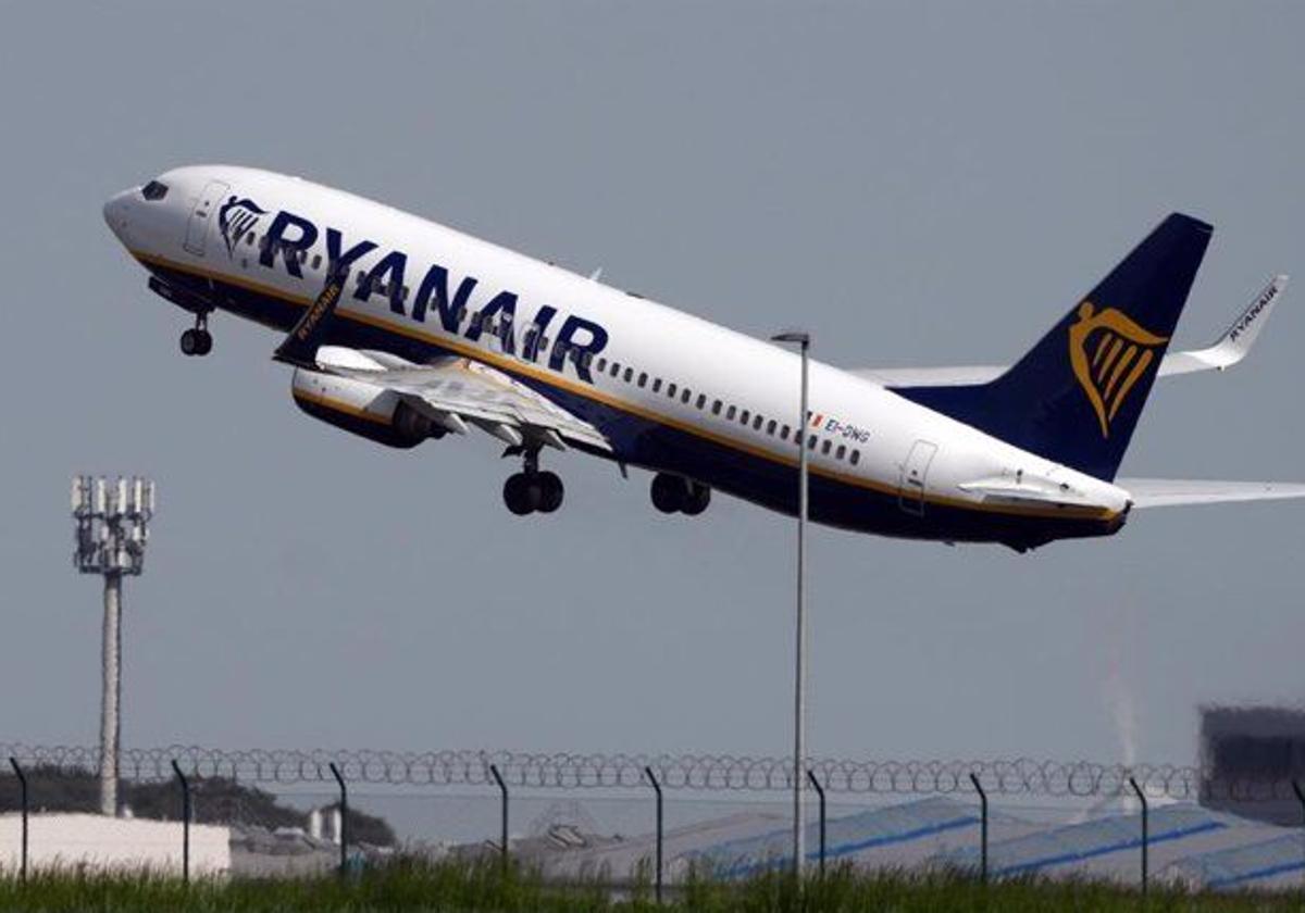 Avión de Ryanair despegando.