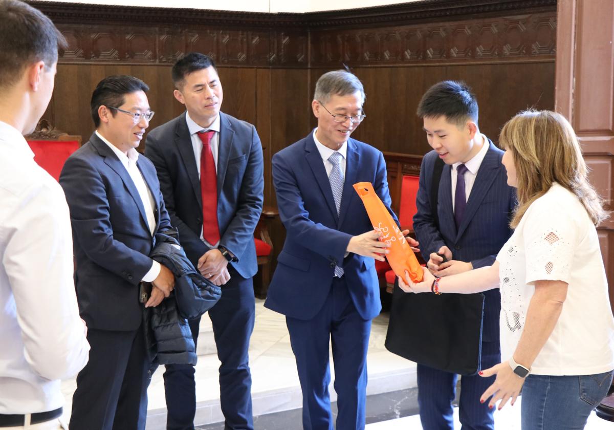 La delegación china reciba una botella de Tarongino.