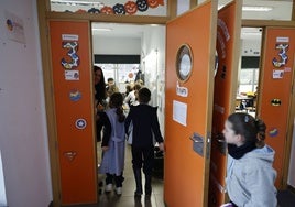 Un grupo de niños entra a clase en Valencia.