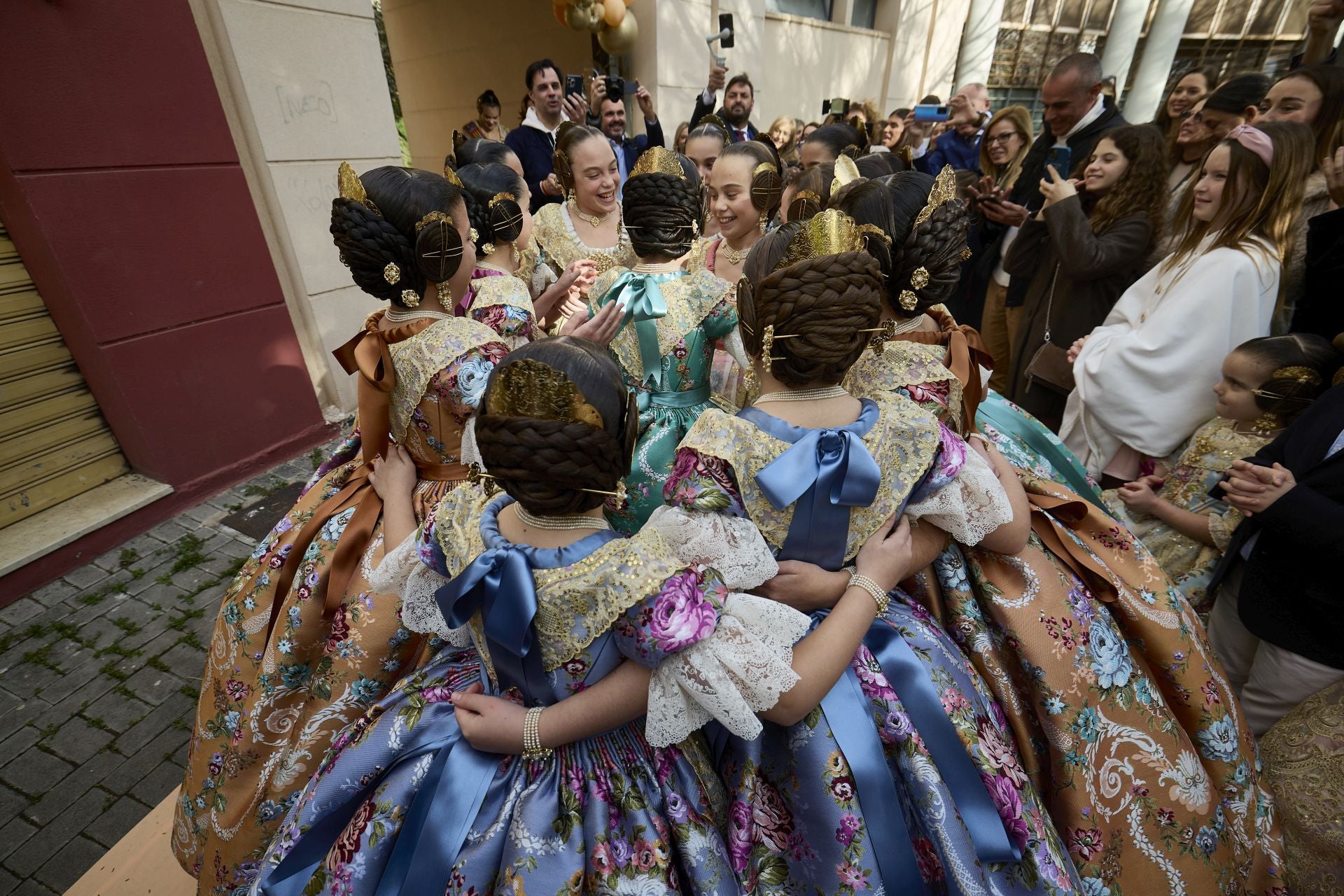 Lucía García, fallera mayor infantil de Valencia 2025, elige el coralina como color de su espolín