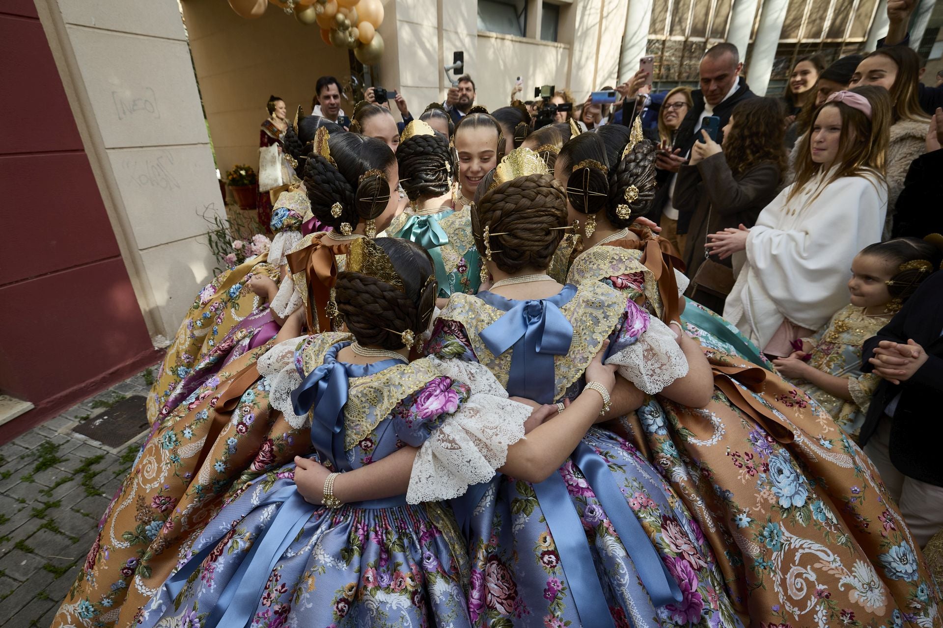 Lucía García, fallera mayor infantil de Valencia 2025, elige el coralina como color de su espolín