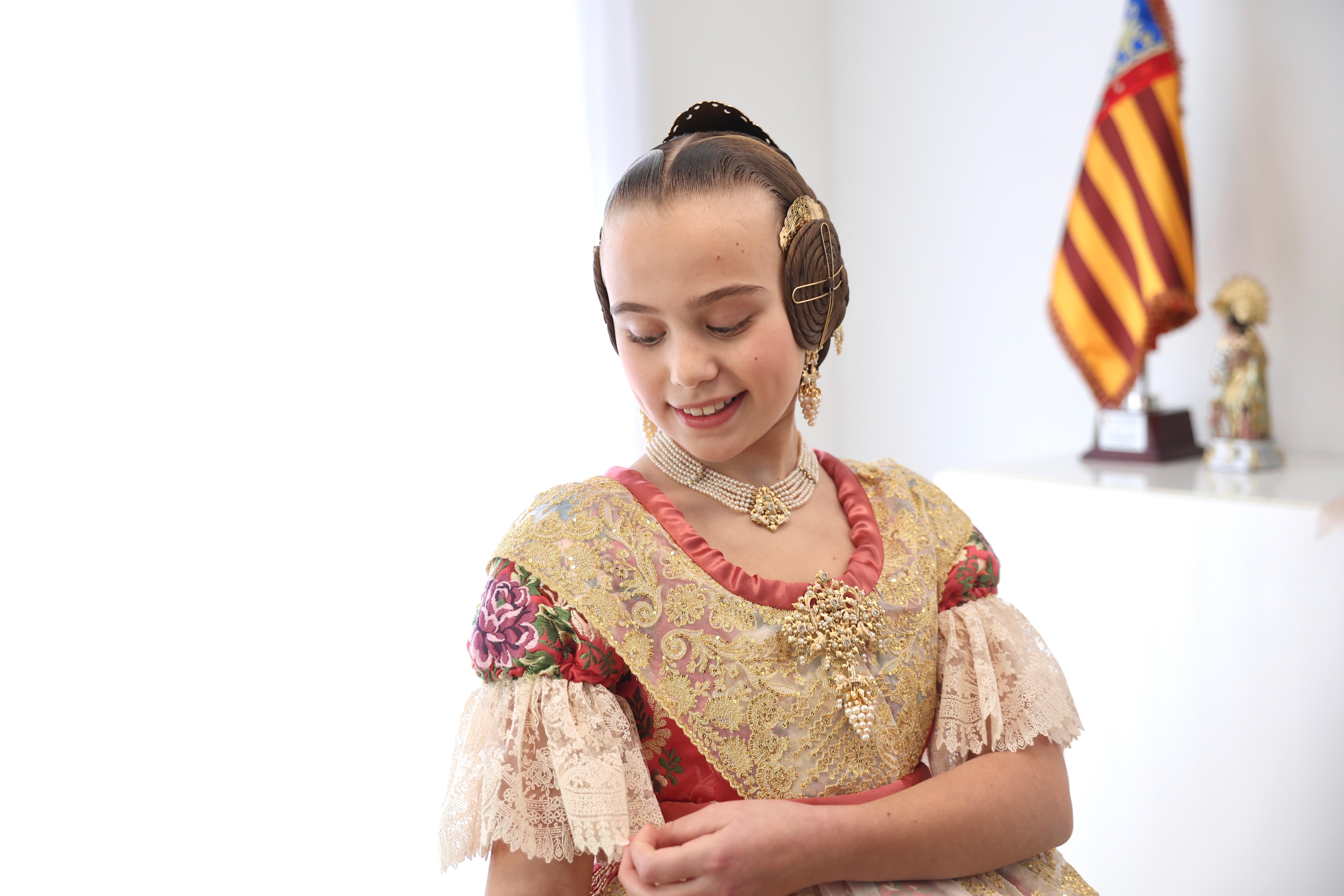 Lucía García, fallera mayor infantil de Valencia 2025, elige el coralina como color de su espolín