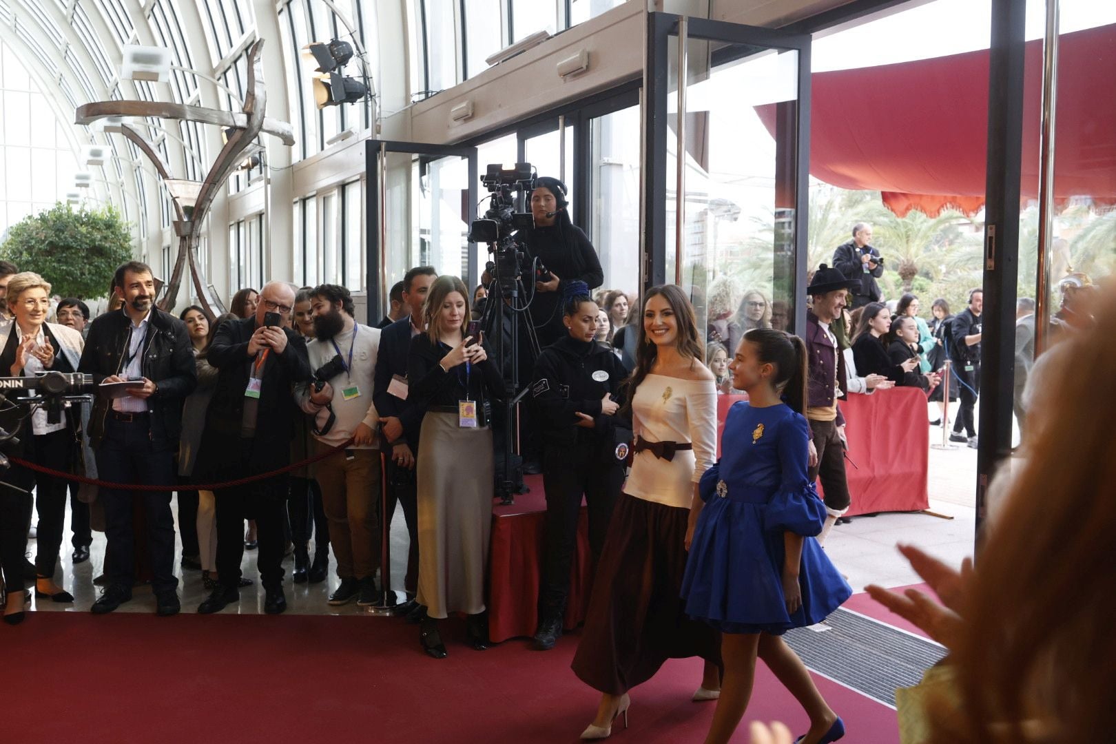 La exaltación de la fallera mayor infantil de Valencia, Lucía García, en imágenes