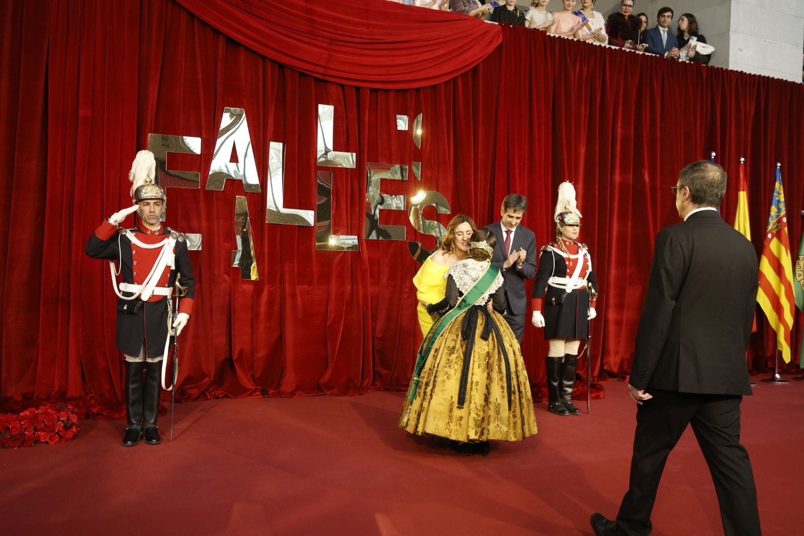 La exaltación de la fallera mayor infantil de Valencia, Lucía García, en imágenes