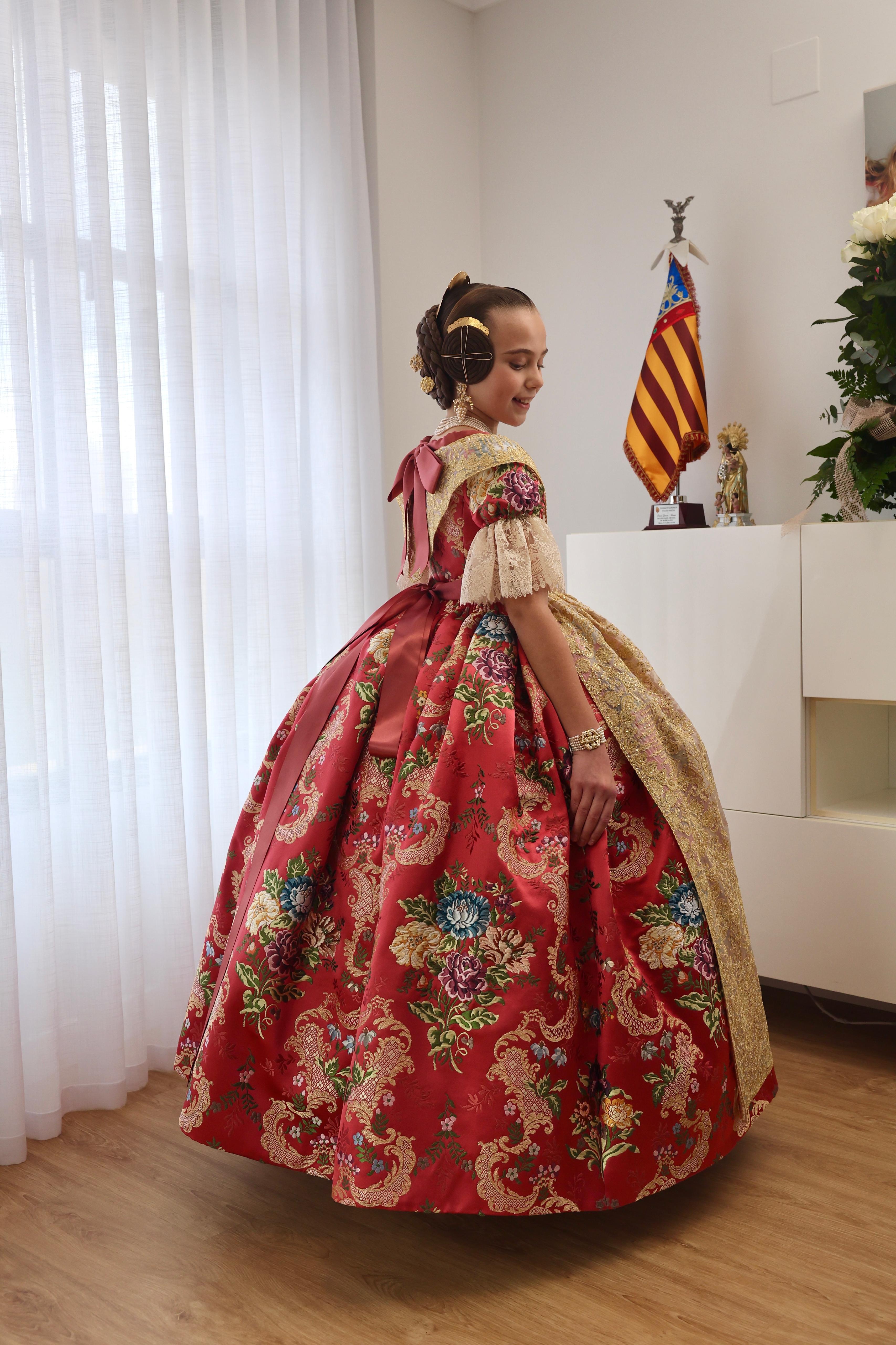 Lucía García, fallera mayor infantil de Valencia 2025, elige el coralina como color de su espolín