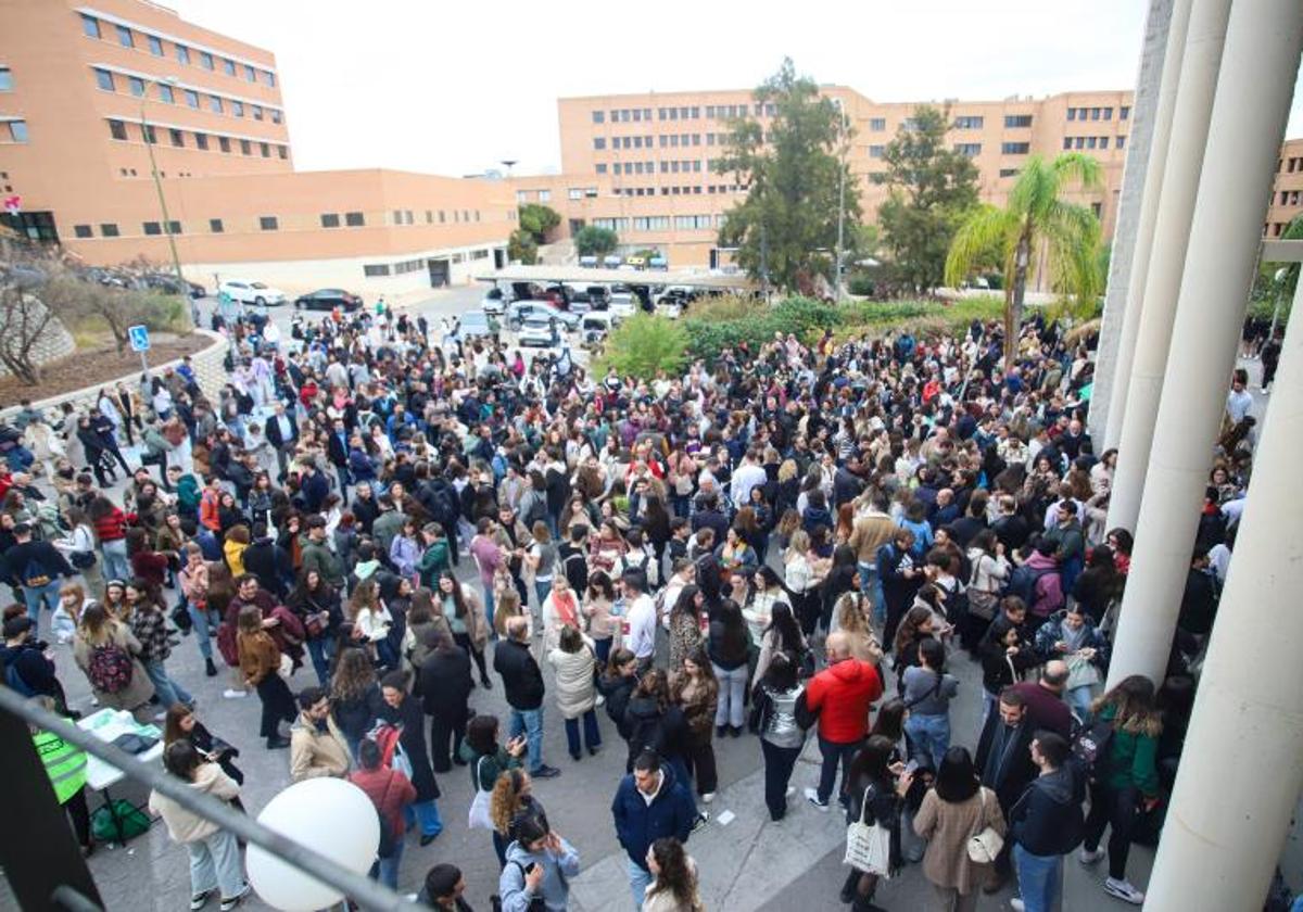 Alumnos a punto de realizar un examen, en una imagen de archivo.