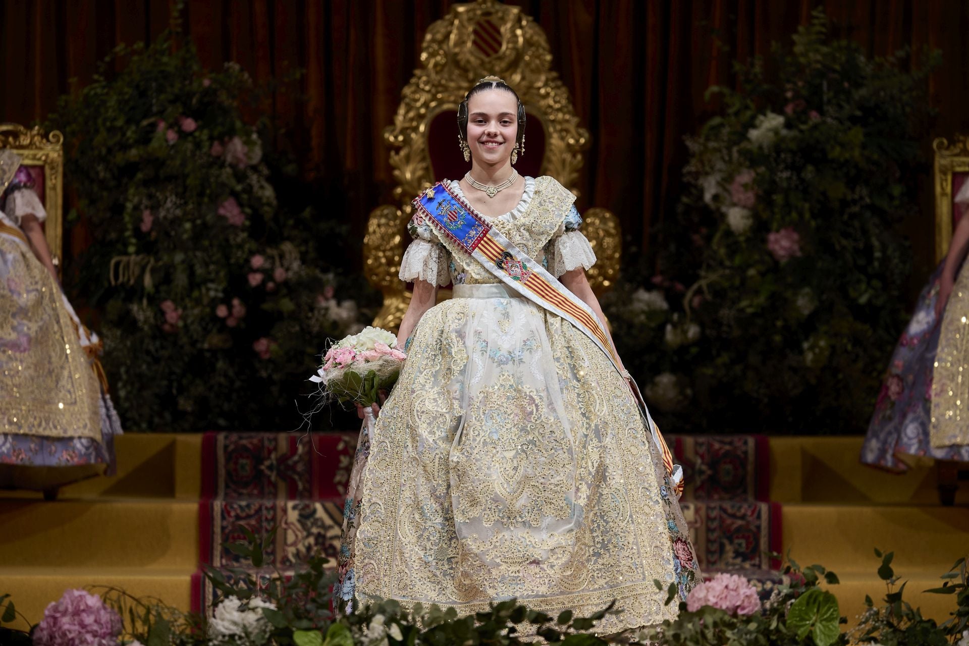 La exaltación de la fallera mayor infantil de Valencia, Lucía García, en imágenes