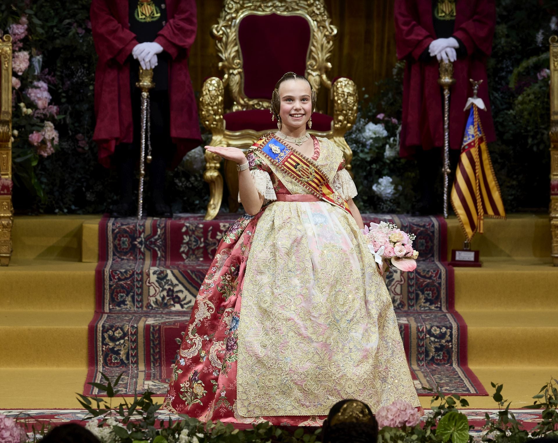 La exaltación de la fallera mayor infantil de Valencia, Lucía García, en imágenes