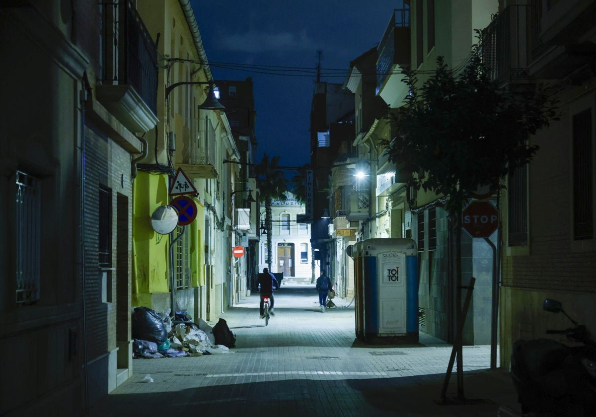 Una calle de Catarroja sin electricidad tras la dana.