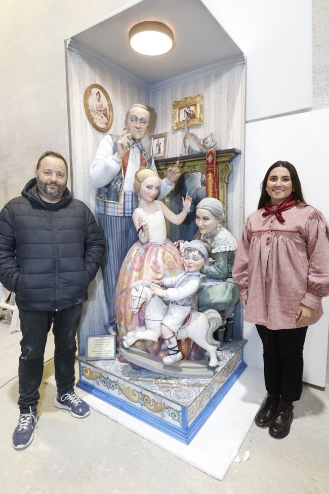 Elia Domínguez, fallera mayor de Almirante Cadarso, con el artista Paco Giner.