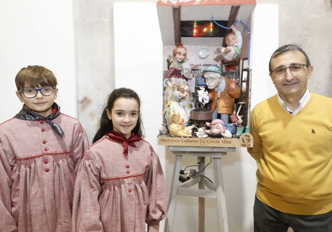 Lucía Tomás y Martín Rorigo, cuadro de honor infantil, con Vicente Gomar.