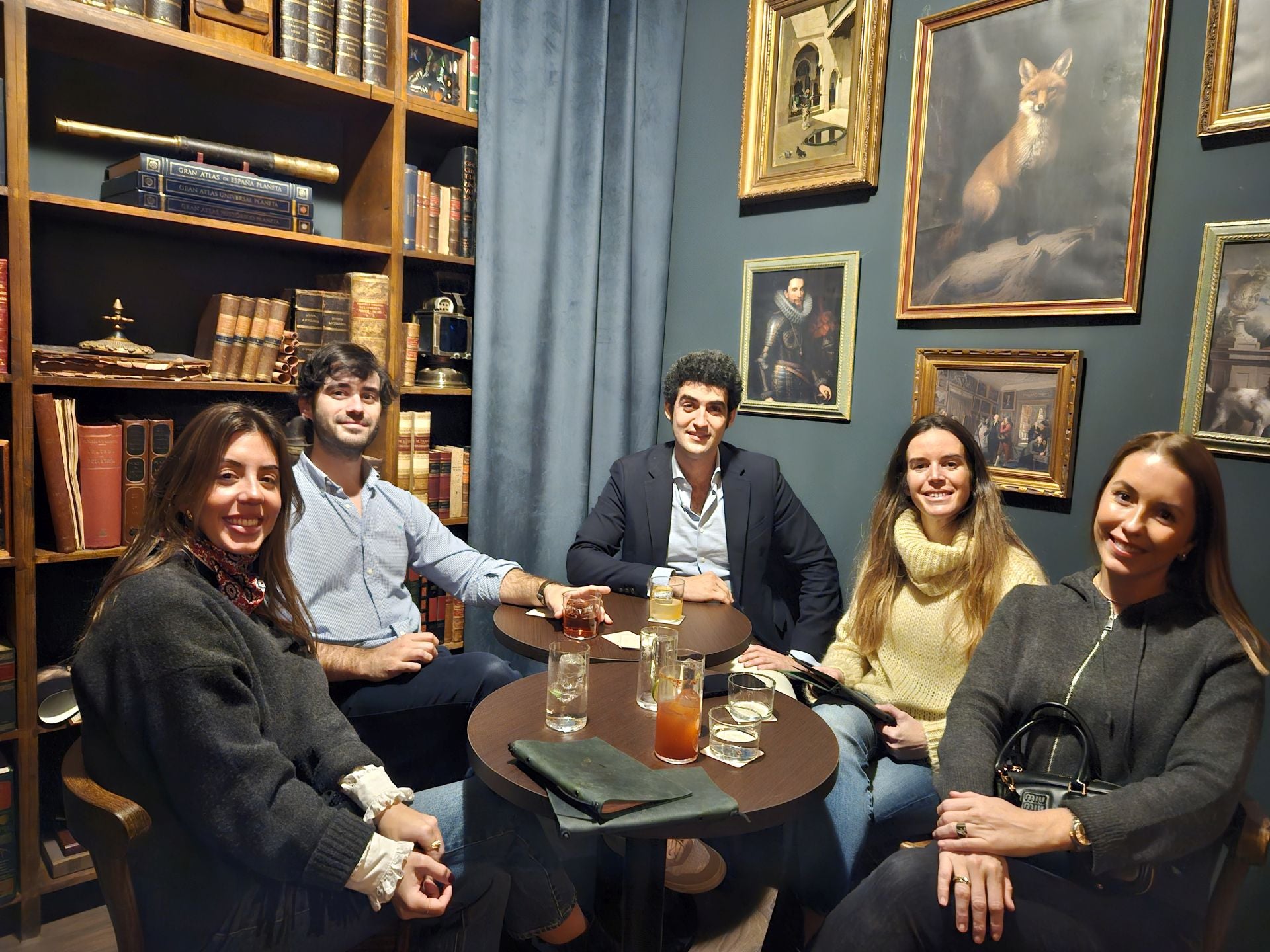 La coctelería está decorada como una librería antigua.