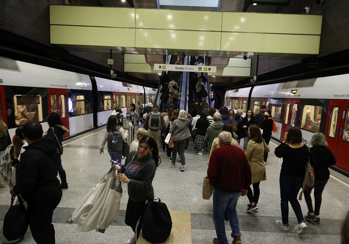 Usuarios de Metrovalencia, en la estación de Colón.