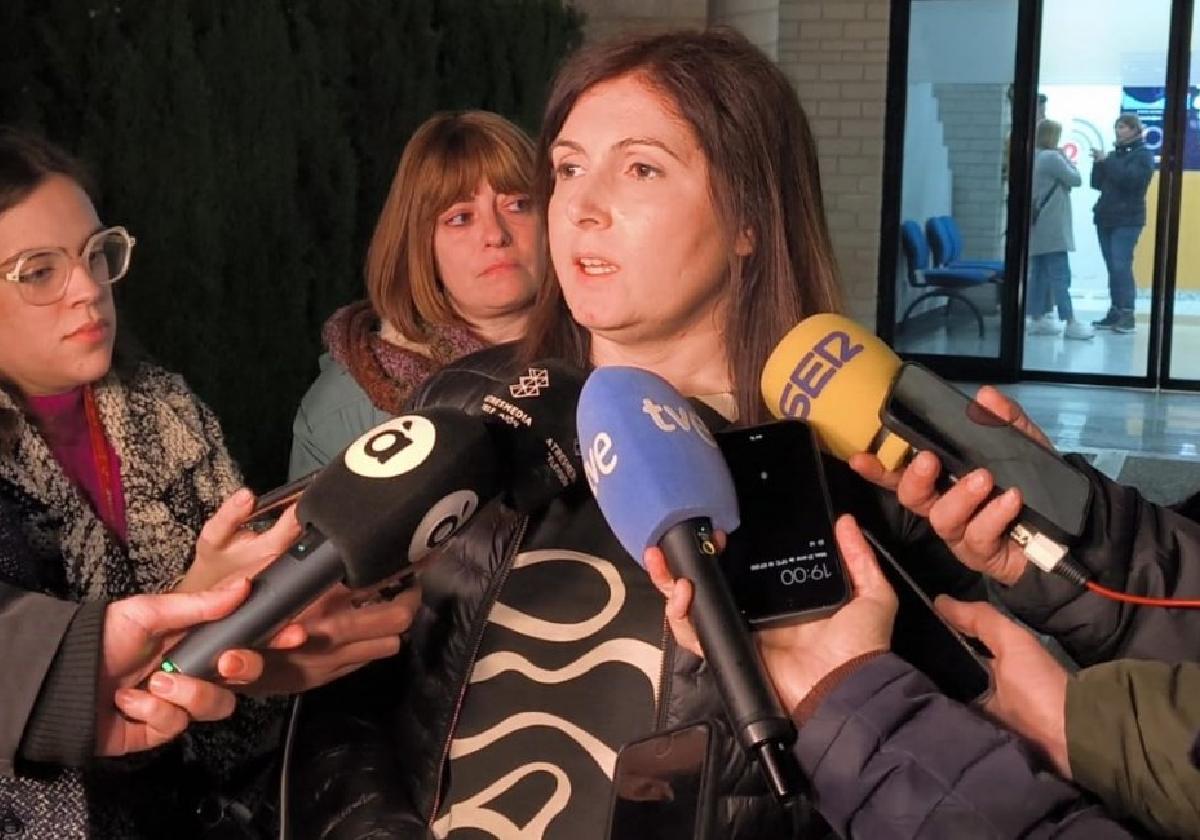 La alcaldesa de Paiporta, Maribel Albalat, a la salida de la reunión del Cecopi.