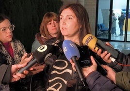 La alcaldesa de Paiporta, Maribel Albalat, a la salida de la reunión del Cecopi.