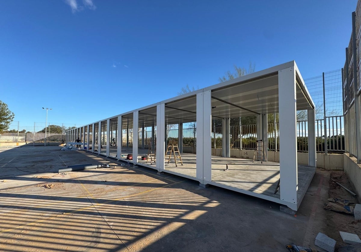 Aulas prefabricadas para el alumnado del Ceip L'Horta, colocadas en el patio del Jaume I.