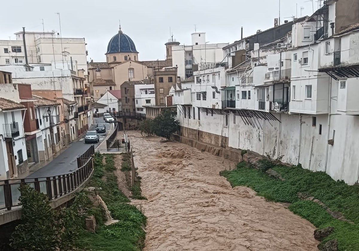 Imagen principal - La calle Buñol en Chiva durante la mañana de la dana del 29 de octubre.