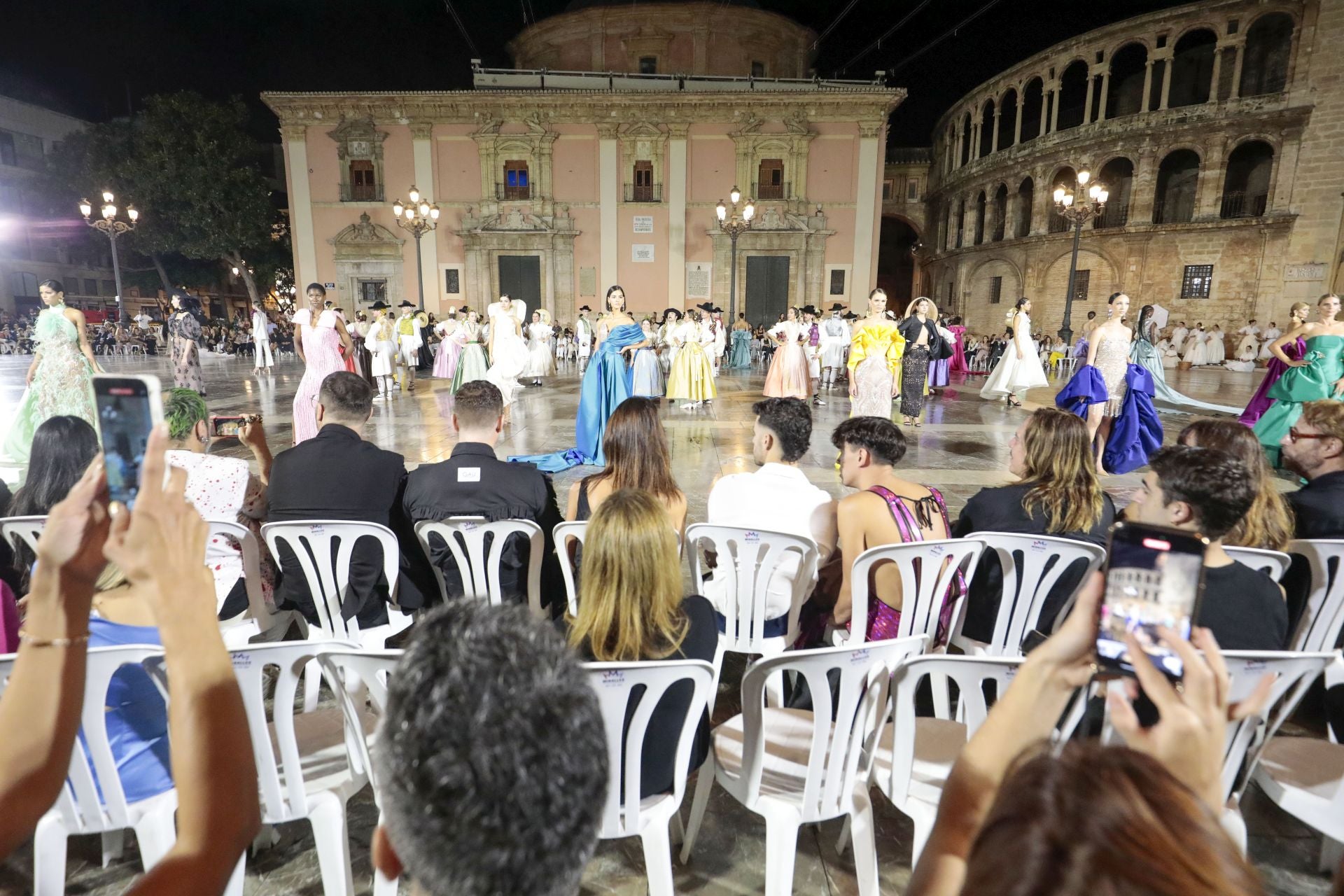 Desfile de la Mediterranea Fashion Week en la plaza de la Virgen.