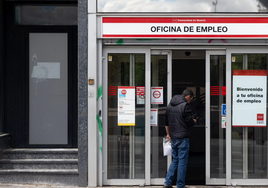 Una persona entra a una oficina del SEPE, en una imagen de archivo.