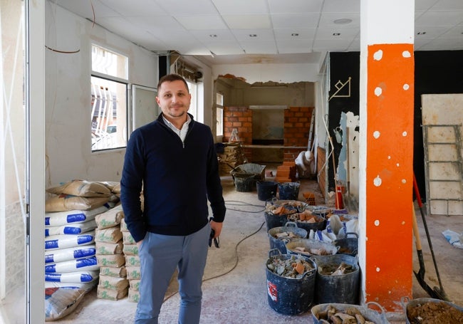 Paul Grigoras, en su inmobiliaria en obras de Paiporta