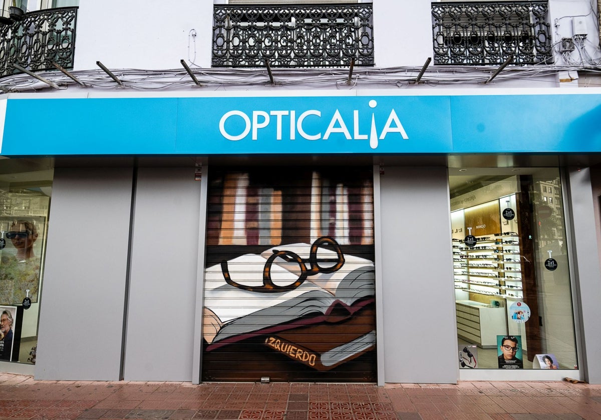 Mural, obra de que aparece en la persiana de la óptica que ocupa el local de la que fue Librería Izquierdo.