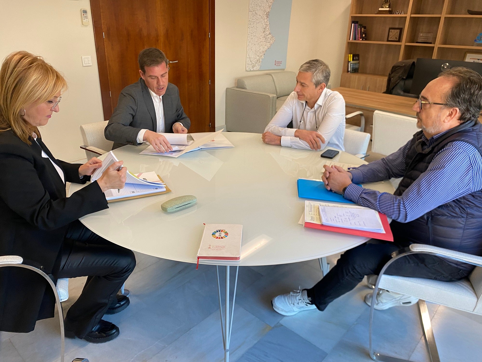 Momento de la reunión del alcalde y el director general de Infraestructuras Sanitarias.