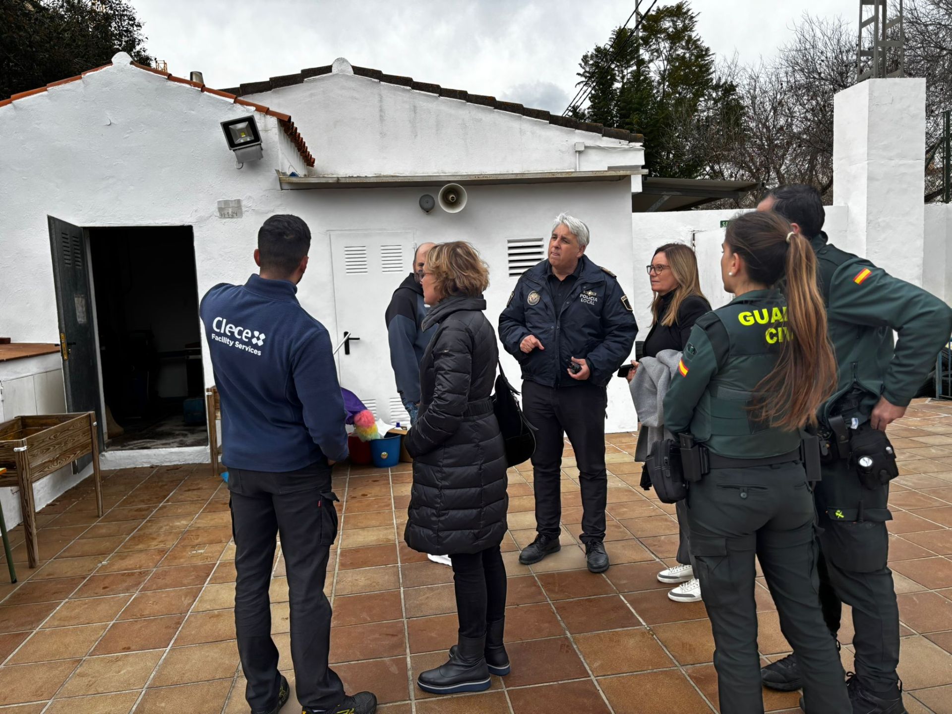 Autoridades, Policía Local y Guardia Civil junto a la zona donde se encuentra la caldera.