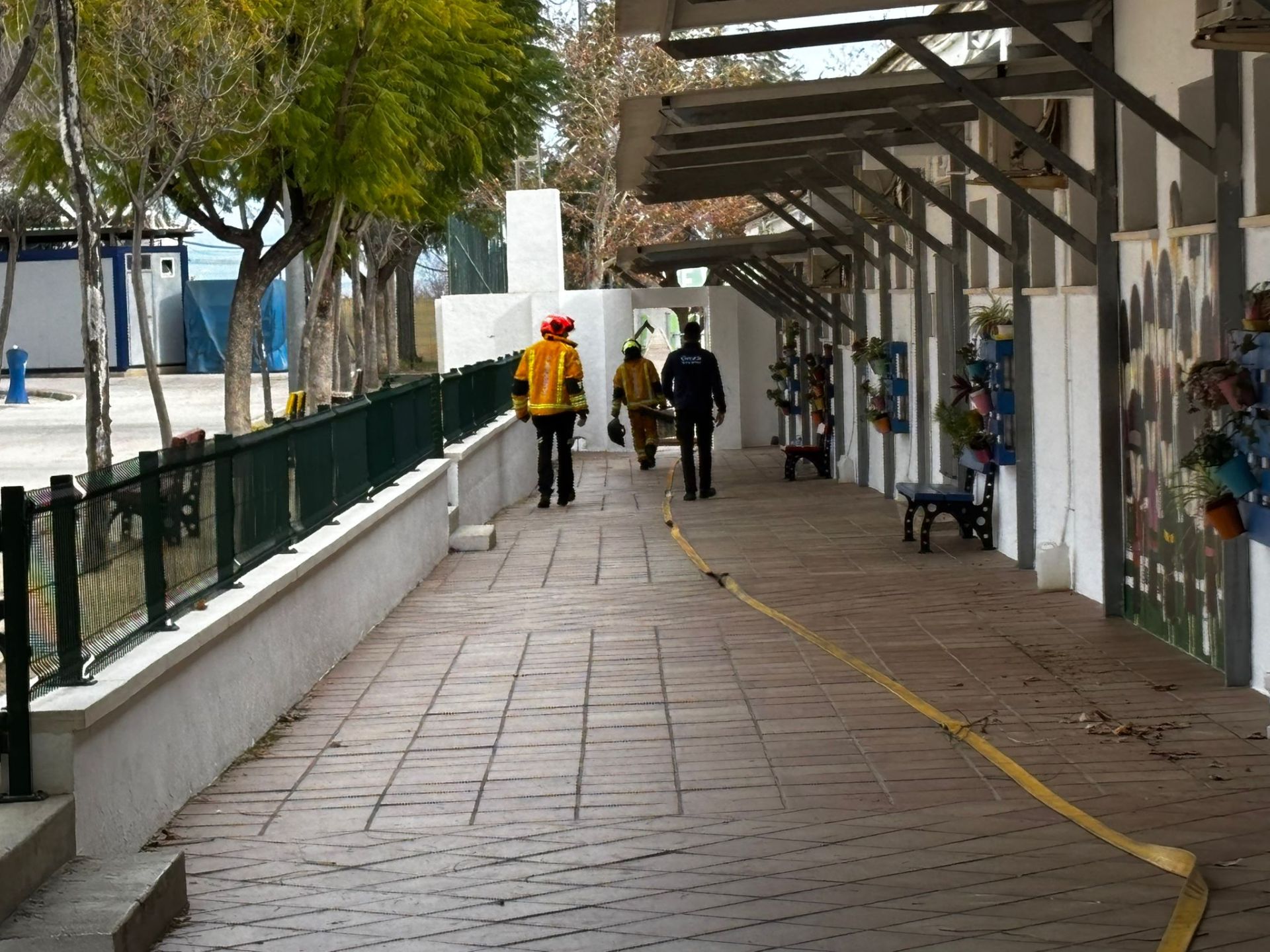 Los bomberos en el colegio Mediterrània de Xàbia.