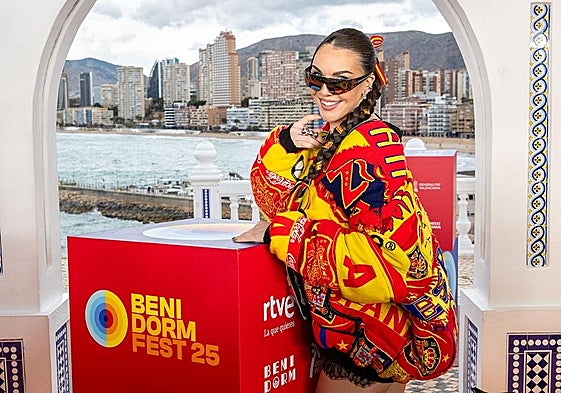 Inés Hernand, con su abrigo patriótico.