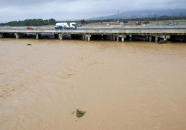 El barranco del Poyo a su paso por la A-3 en Riba-roja a las 13 horas del 29 de octubre.